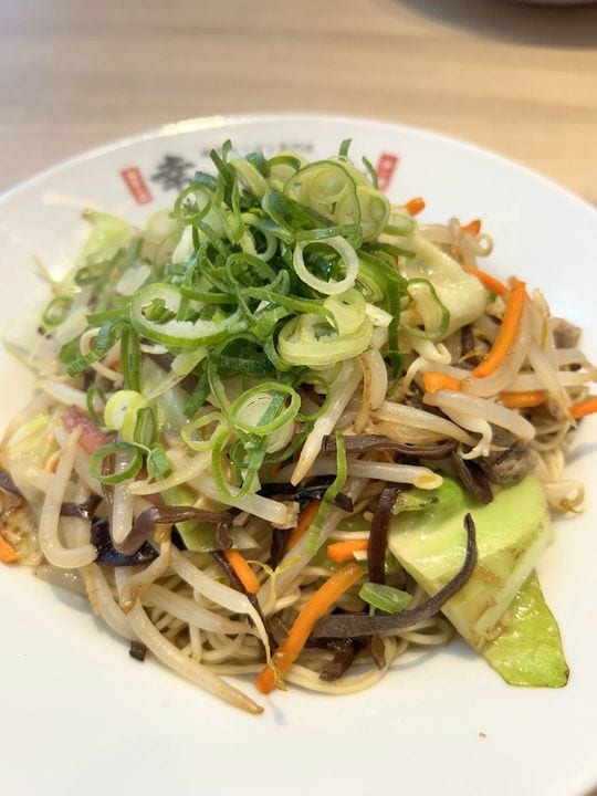 通常のラーメン以外に人気なのが「焼きラーメン」。ラー油や酢を足しながら食べると旨味がぐっと増す一品だ