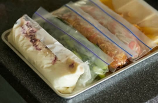 モミモミ後、空気を抜いて保存するのがポイント。3～4日はおいしく食べられる。