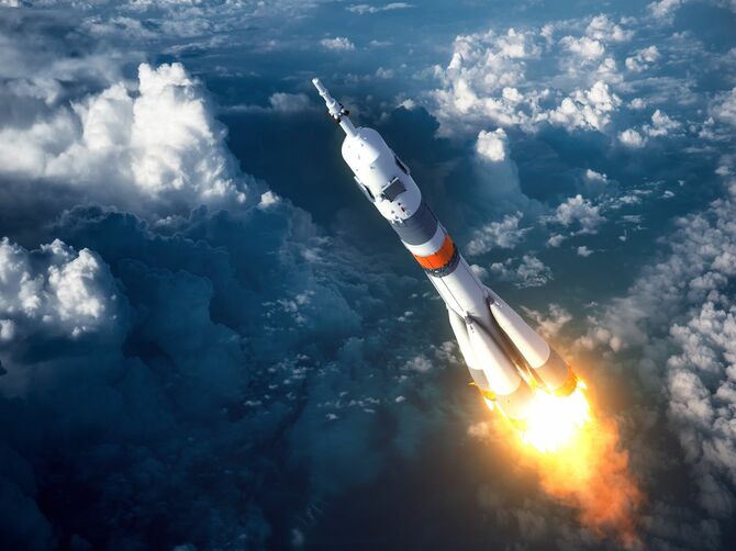 雲より高度にいるソユーズロケットのイメージ
