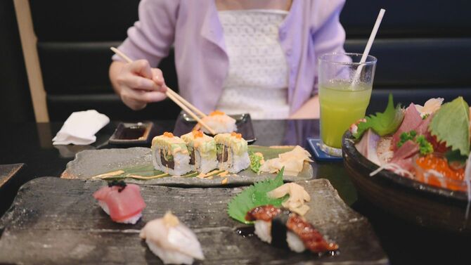 創作寿司が並ぶレストラン