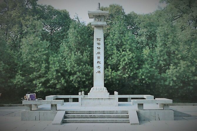 1979年に友好都市記念として西安の興慶宮公園に建立された阿倍仲麻呂記念碑（写真＝Indiana jo／CC-BY-SA-4.0／Wikimedia Commons）