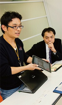 (右)宮腰俊男。1986年早稲田大学政治経済学部卒業。2006年アミューズ入社、07年執行役員。(左)大野貴広。95年日本大学法学部卒業、アミューズ入社。2003年コンテンツ事業室長、09年第2CS事業部次長。