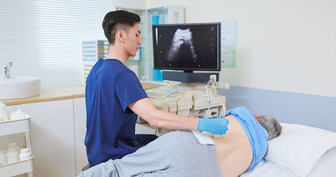 腎臓超音波検査を受ける高齢者
