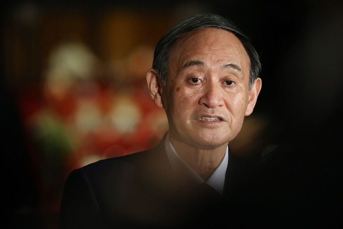 東京五輪・パラリンピック組織委員会の森喜朗会長の辞任表明を受け、記者の取材に応じる菅義偉首相