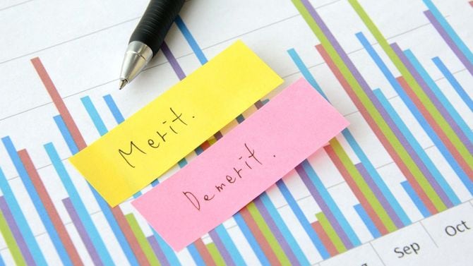 メリットとデメリットの付箋とビジネスコンセプト