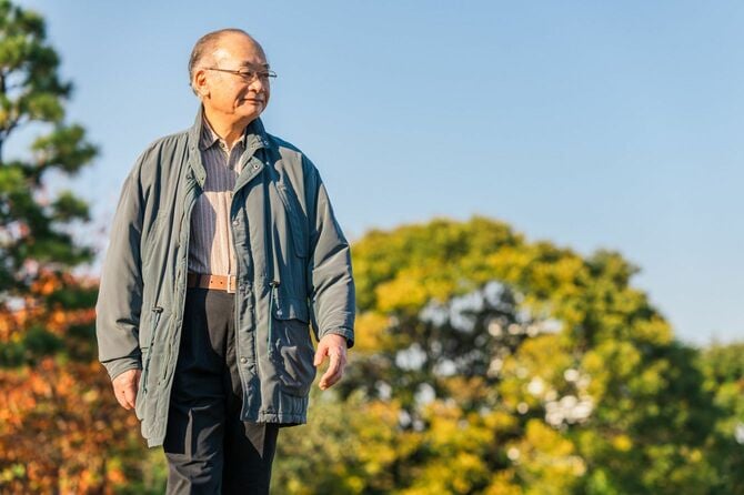 自然の中を散歩して楽しむシニア男性