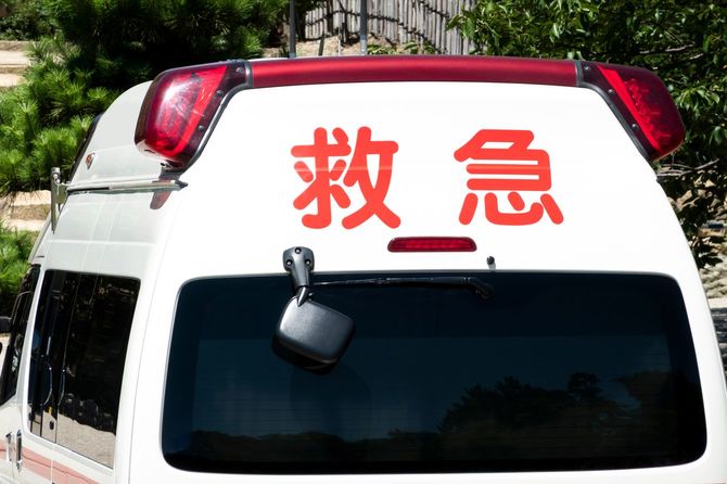 屋外に停車中の救急車