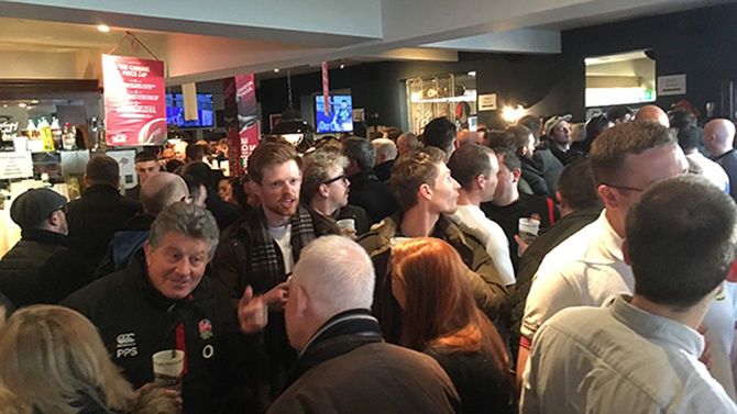 感染流行前のパブの様子