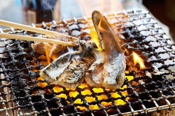 客がウナギを焼くセルフスタイル