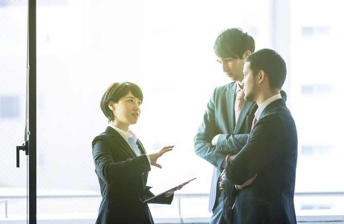 オフィスで若いビジネスパーソン