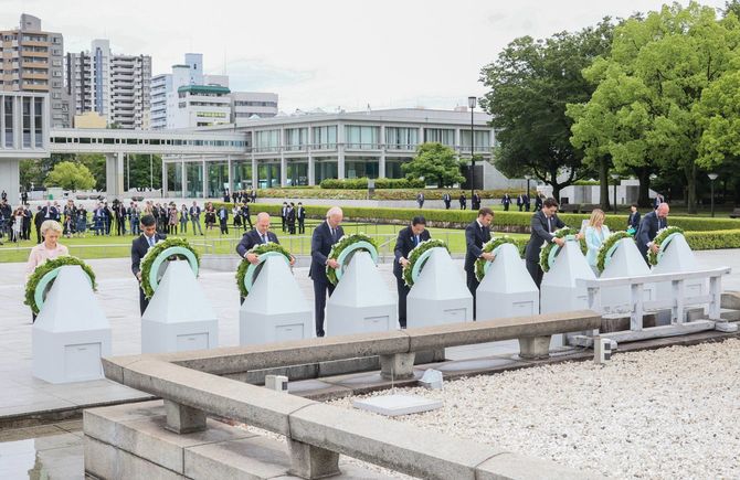 平和記念公園で原爆死没者慰霊碑に献花するG7首脳。左からフォン・デア・ライエン欧州委員長、スナク英首相、ショルツ独首相、バイデン米大統領、岸田首相、マクロン仏大統領、トルドー・カナダ首相、メローニ伊首相、ミシェル欧州理事会議長。