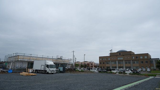 建設が進む浜頓別町のローソン。奥に見えるのは町役場