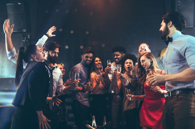 乾杯する人たちのイメージ