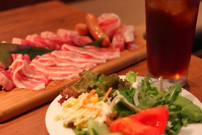 生の肉、ウーロン茶とサラダの盛り合わせ