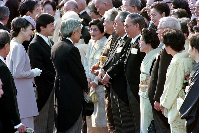 皇居での秋の園遊会に出席した、やなせたかし氏と妻の暢さん(右から4人目と5人目)