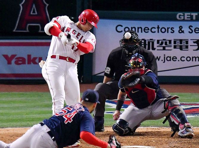レッドソックス戦の5回、安打を放つエンゼルスの大谷翔平