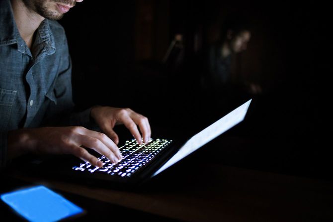 ラップトップで仕事をする人