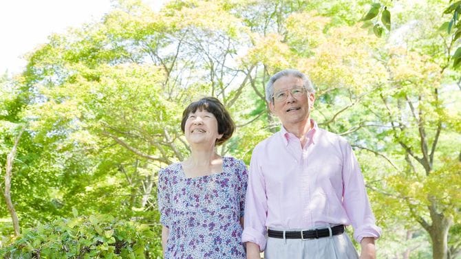 散歩するシニアカップル