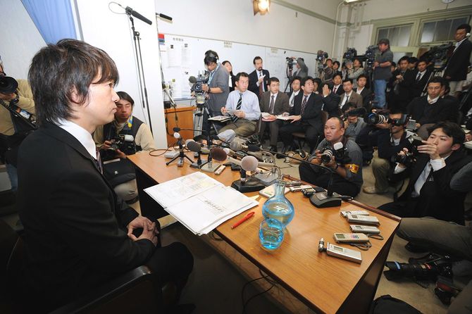 2007年12月、課題だらけの地元・大阪を変えるため知事選への立候補を表明した橋下氏