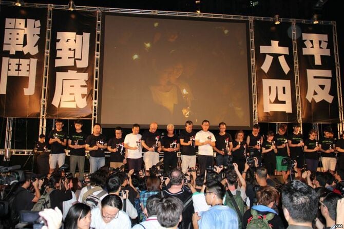 香港のビクトリア公園で行われた、天安門事件25周年を記念するキャンドルライト集会