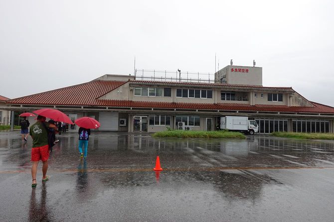 多良間空港ターミナルビル。この日はあいにく土砂降り