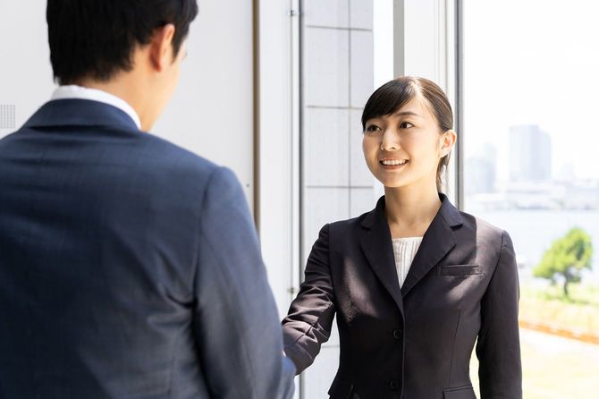 ビジネスの場で握手している女性と男性