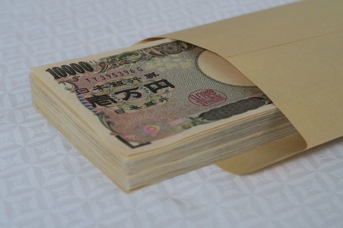 封筒に入った100万円