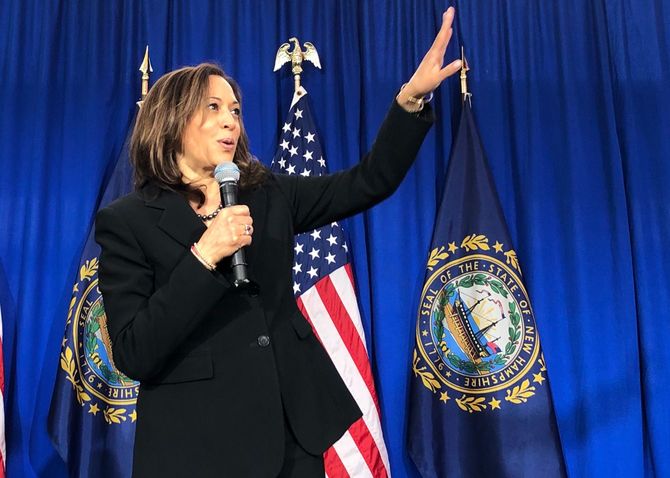 予備選中にニューハンプシャー州でスピーチするカマラ・ハリス