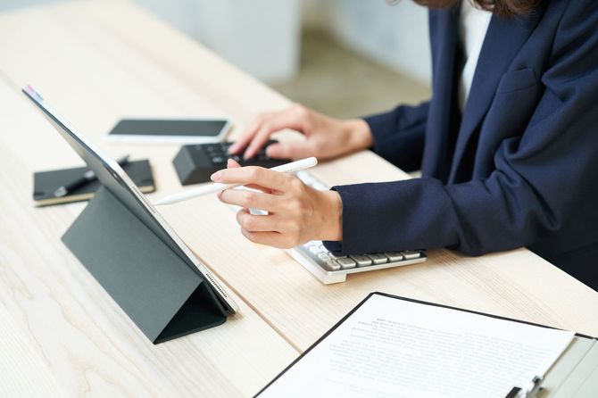 デスクワークをしているビジネスウーマン