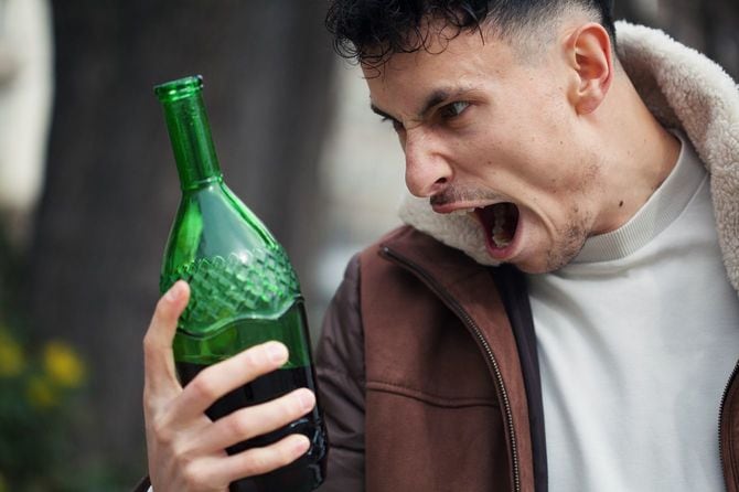 レッドワインを飲む若い男性