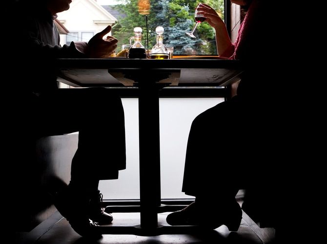 レストランで向かい合って話し合い