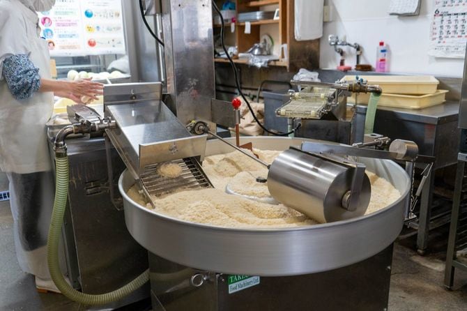 本店から歩いて数分の場所にある、コロッケの製造場。閉店した飲食店を借り受け、改修したそうだ