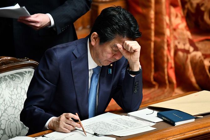 参院本会議に出席した安倍晋三首相=2020年3月6日撮影