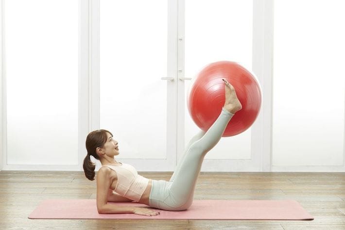 写真⑤　出典＝SAYAKA『<a href="https://www.amazon.co.jp/exec/obidos/ASIN/4833440695/presidentjp-22" target="_blank">バランスボール「美やせ」革命</a>』（プレジデント社）