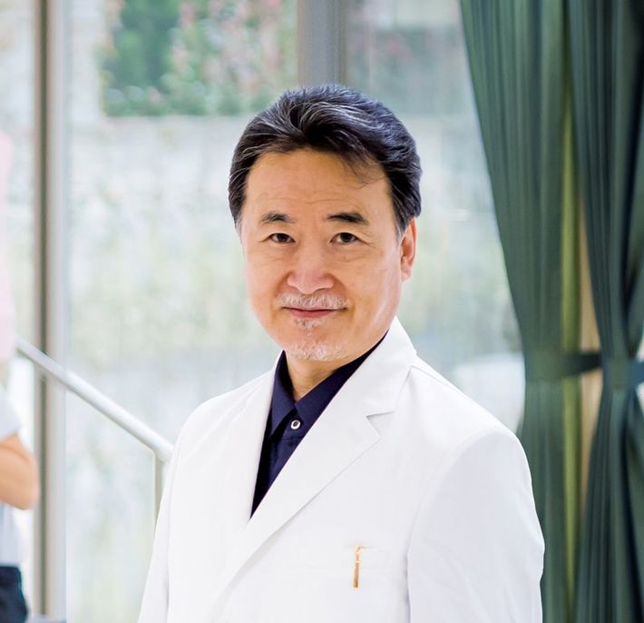 酒向正春医師（出所＝『<a href="https://www.amazon.co.jp/exec/obidos/ASIN/4833425106/presidentjp-22" target="_blank">サービスの達人に会いにいく　プロフェッショナルサービスパーソン</a>』）