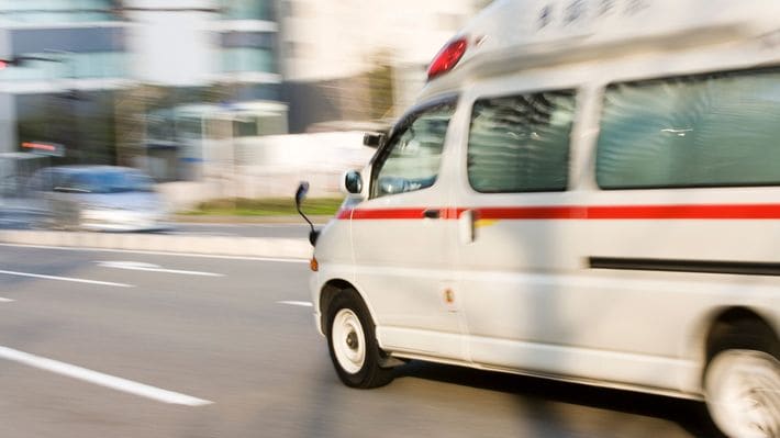 急行する救急車