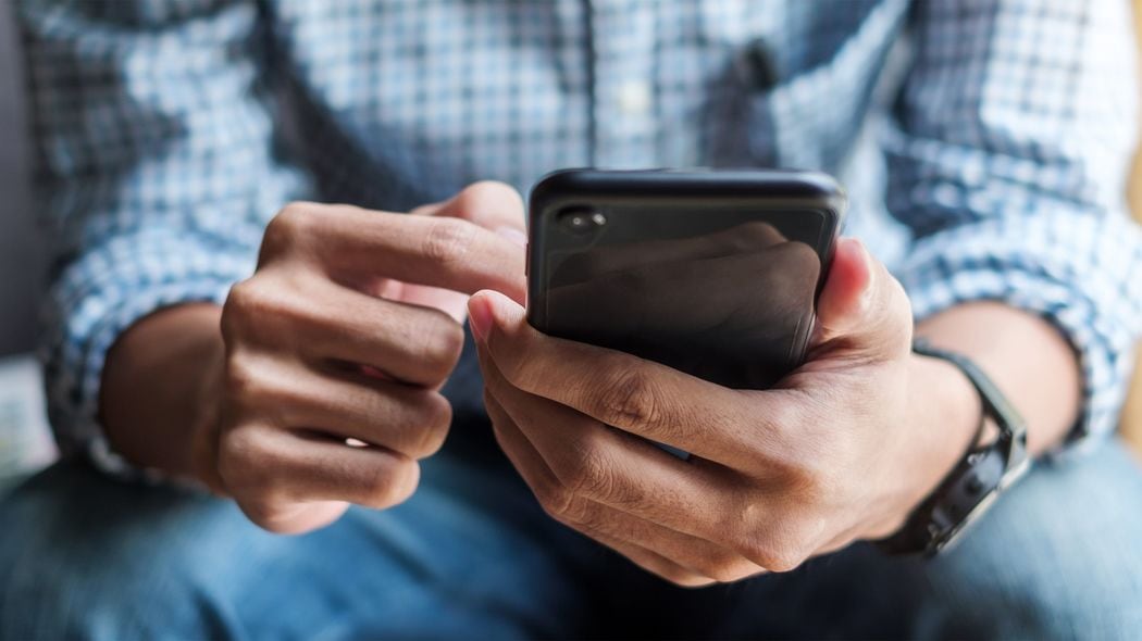 なぜ投資の神様バフェットは古いiPhoneを使い続けるのか…本当のお金持ちほど最新デバイスを嫌う納得の理由 だからジョブズは子供にiPadを使わせなかった