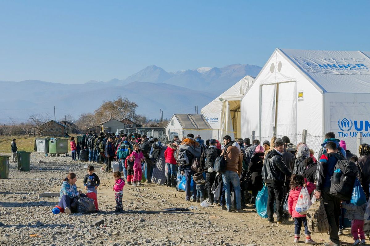 マケドニア共和国の難民キャンプで登録を待っている難民たち