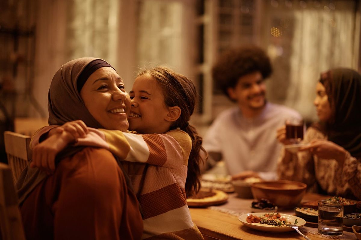 食事を楽しむイスラム教の家族