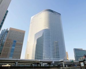売却の検討が報道される電通本社ビル（東京都港区）。