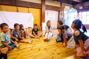 繁子さんの前に、幾重もの輪を作る子供たち