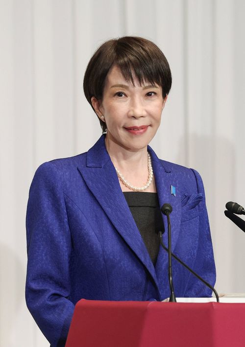 記者会見を前に、写真撮影に応じる高市早苗首相（自民党総裁）＝2026年2月9日、東京・永田町の同党本部