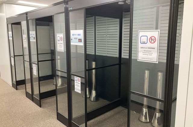 非喫煙者に配慮し、執務スペースや会議室などから離れた場所に4人用の分煙ブースを3台並べて設置している。