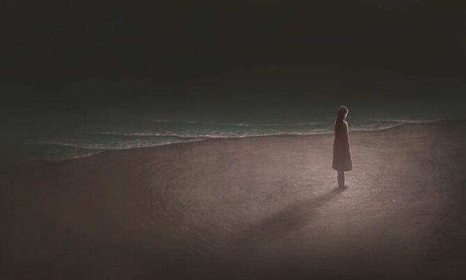 夜の海岸に一人で立っている女性のイラスト