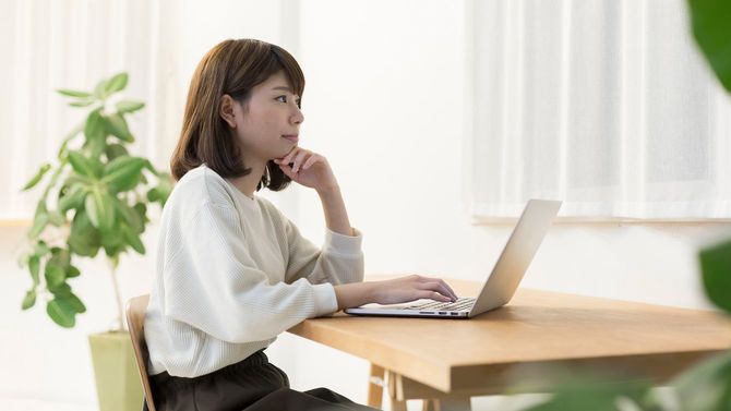 ノートパソコンを使用している女性