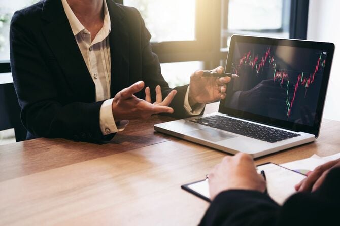 コンピューターと分析グラフ