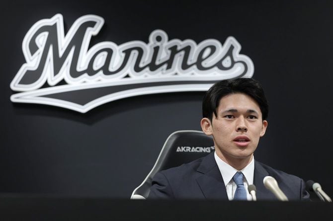 契約更改後、記者会見するロッテの佐々木朗希投手＝2024年1月27日、千葉・ZOZOマリンスタジアム