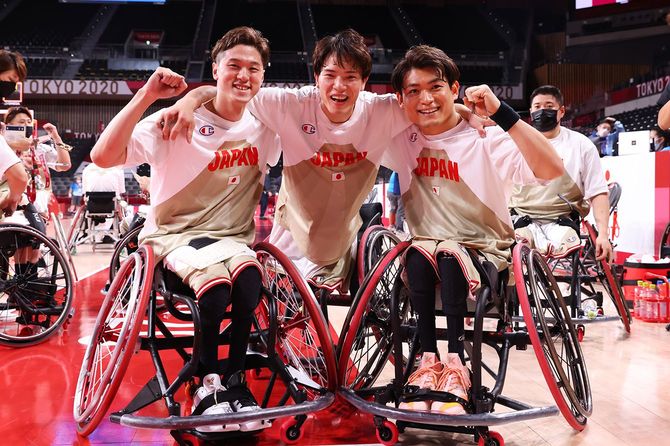2020東京パラリンピック車いすバスケ男子準々決勝で、強豪オーストラリアを破った直後の鳥海連志選手（中央）と、チームメイトの古澤拓也（左）、豊島英（右）の各選手（2021年9月1日）