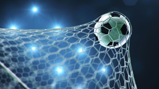 ゴールに入ったサッカーボール