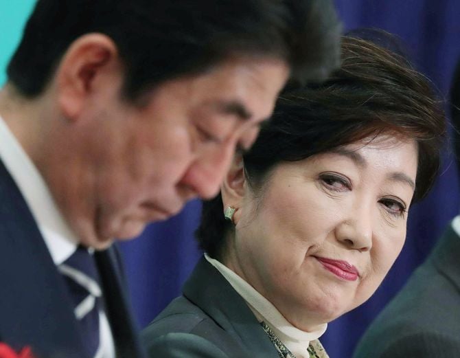 日本記者クラブ主催の党首討論会で安倍晋三首相(左、自民党総裁)を見詰める希望の党の小池百合子代表(東京都知事)=2017年10月8日、東京都千代田区